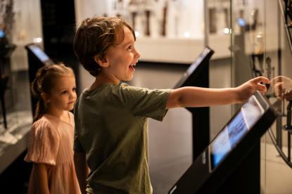 Gyermekek a Néprajzi Múzeumban\r\n